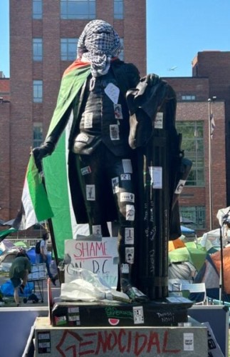 george-washington-statue-at-gwu-covered-in-palestinian-keffiyeh-photo-by-david-sprunt-via-bret-bair-x-twitter-05022024-388x600.jpg