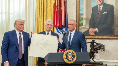 Trump-team maakt radicale ommezwaai: covidvaccin binnenkort mogelijk voor iedereen verboden