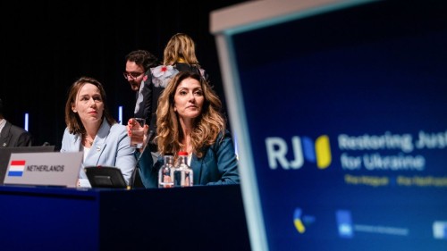 Kijk: Frits Barend geeft oorlogshitsende VVD-leider Yesilgöz lesje geschiedenis